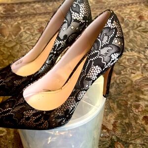Vince Camuto floral black lace heels size 7.5 like new